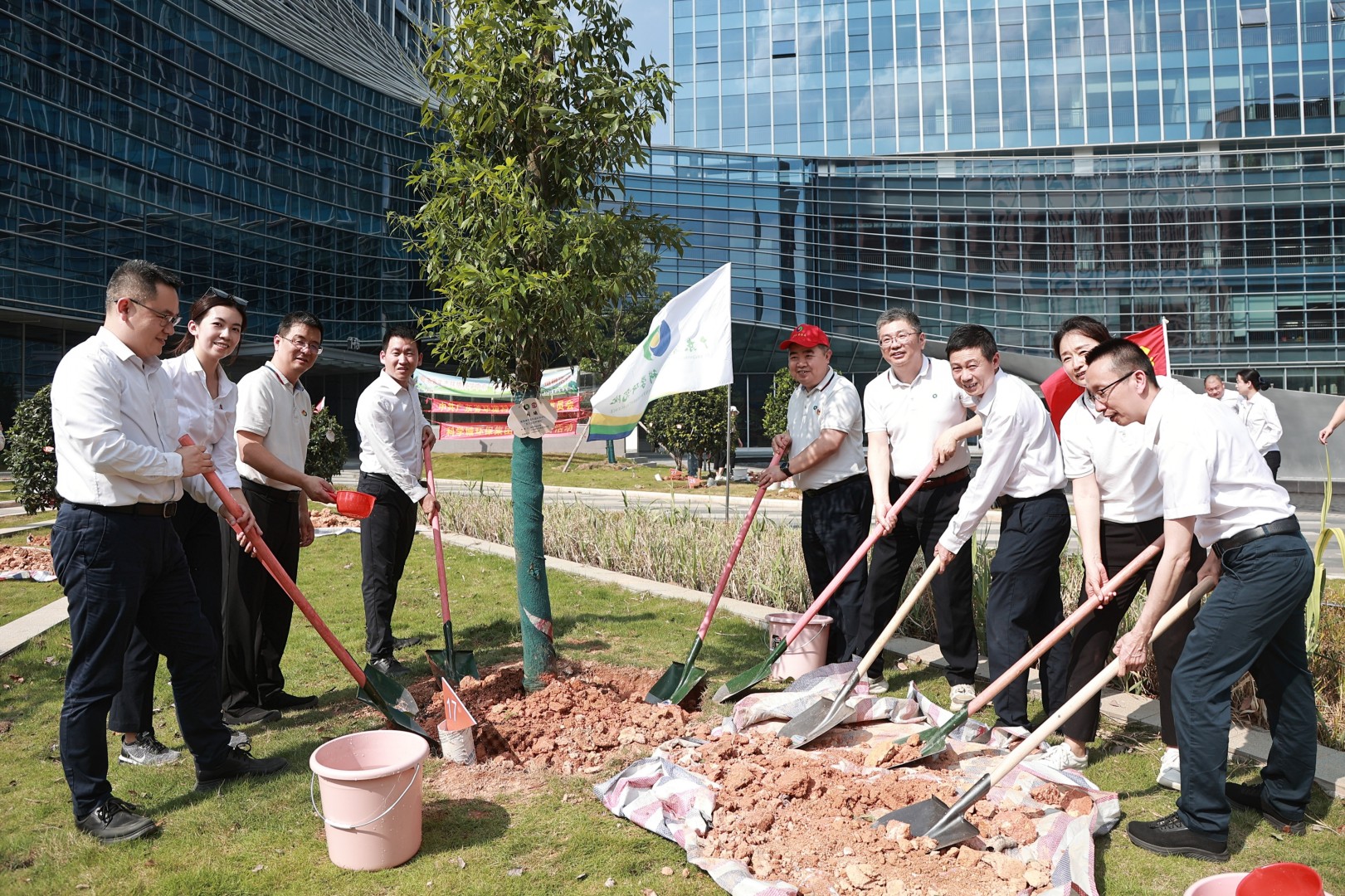与省环科院植树.jpg
