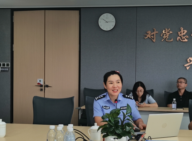 唐浩莉警官讲授交通安全知识.jpg