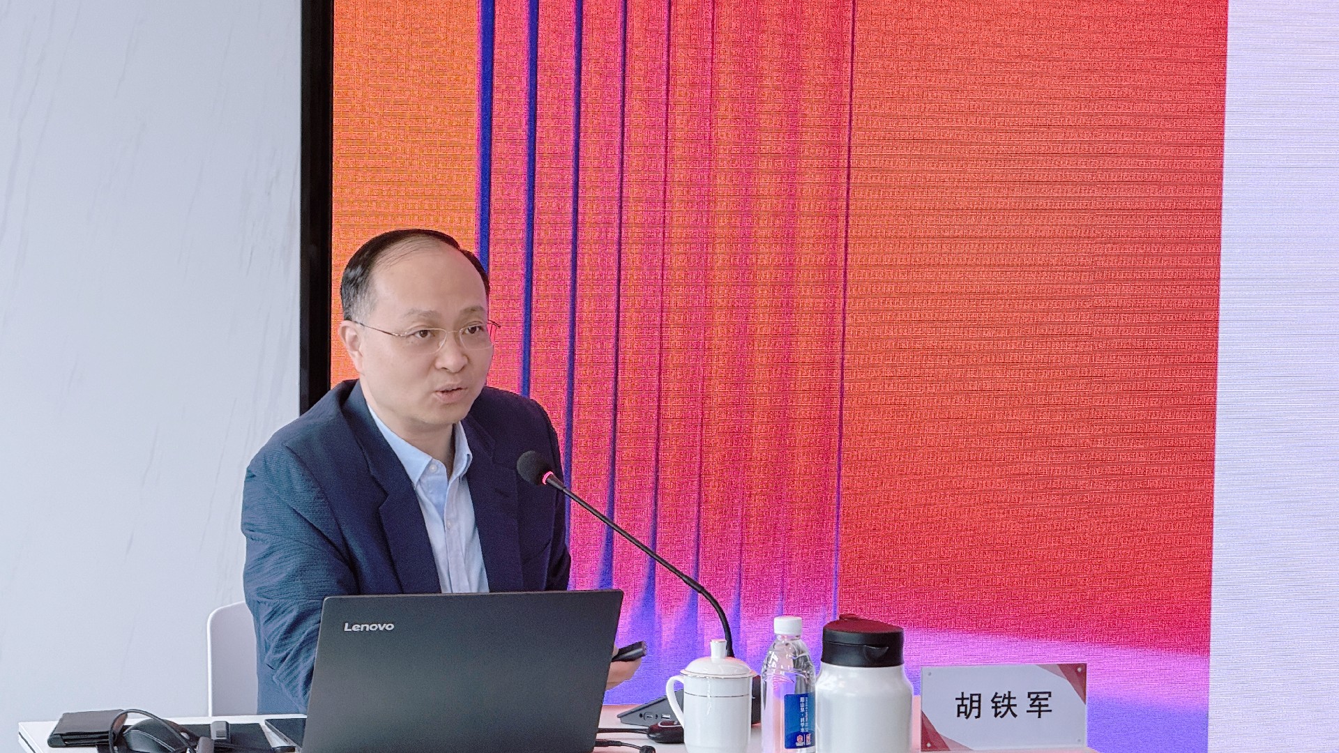 胡律授课_副本.jpg